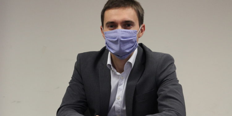 Michele Ciusa (M5S): «La chiamata per i vaccini tramite messaggio sul cellulare genera disparità e confusione»