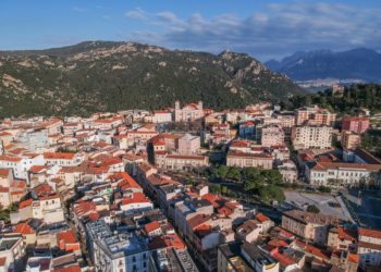 Nuoro: via libera alla riduzione delle tariffe degli abbonamenti dei parcheggi di Piazza Italia per i lavoratori del centro storico
