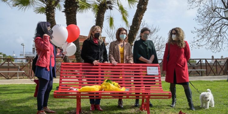 Nei giardini pubblici di Cagliari è stata inaugurata una panchina rossa per dire no alla violenza sulle donne