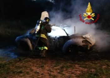 Arzachena: auto a fuoco, intervengono i vigili del fuoco