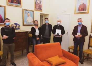 Alghero: donato al vescovo di Alghero il libro “Lettere ad un Amico”