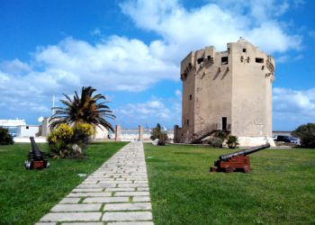 Porto Torres celebra la giornata sull’endometriosi: una luce gialla sulla Torre Aragonese