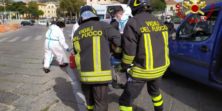 La Maddalena: incidente stradale in via Ammiraglio Mirabella, sul posto i vigili del fuoco 