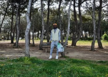 Porto Torres: un giovane ivoriano ripulisce il parco Baden Powell