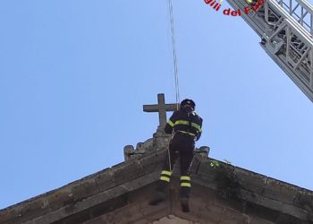 Ghilarza: rimosso un pezzo di lapide dal basamento della Croce del campanile della Chiesa dell’Immacolata