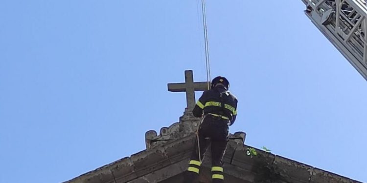 Ghilarza: rimosso un pezzo di lapide dal basamento della Croce del campanile della Chiesa dell’Immacolata