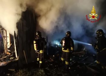 San Sperate: i vigili del fuoco spengono un incendio in una roulotte, ma trovano una persona carbonizzata