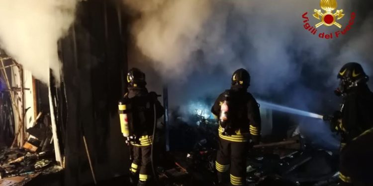San Sperate: i vigili del fuoco spengono un incendio in una roulotte, ma trovano una persona carbonizzata