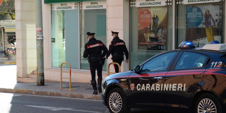 Un 45enne napoletano è stato denunciato dai carabinieri per utilizzo fraudolento di una carta bancomat di una studentessa 21enne di Dolianova