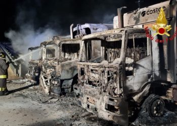 Dorgali, a fuoco quattro compattatori. «Atto doloso»