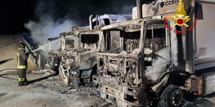 Dorgali, a fuoco quattro compattatori. «Atto doloso»