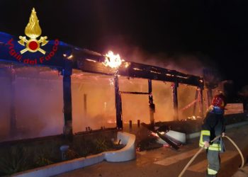 Olbia: a fuoco un locale a Pittulongu, intervengono i vigili del fuoco