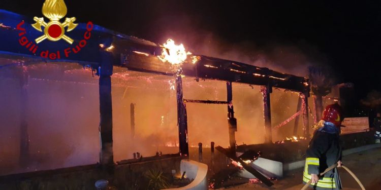 Olbia: a fuoco un locale a Pittulongu, intervengono i vigili del fuoco
