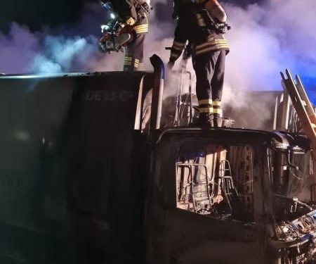 Dorgali, a fuoco quattro compattatori: proseguono le operazioni di bonifica