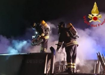 Dorgali, a fuoco quattro compattatori: proseguono le operazioni di bonifica