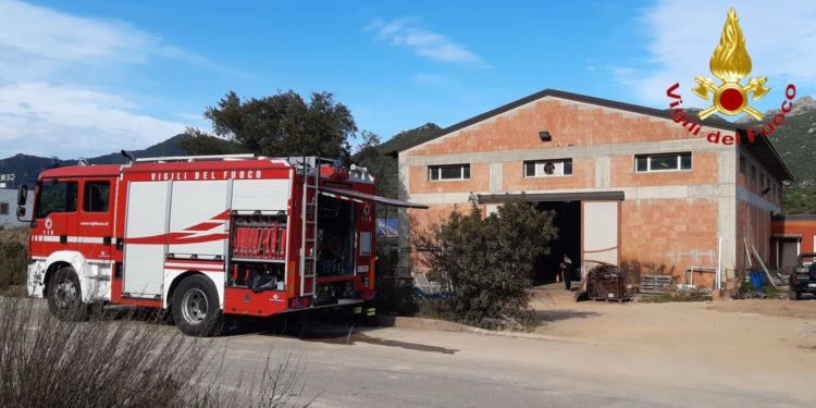 Esplosione nella zona industriale di Tertenia: ferito un 31enne