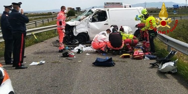 Incidente stradale sulla SP2 nei pressi di Assemini, il conducente di un furgone che si è ribaltato ed è finito contro il guardrail ferito con vari traumi