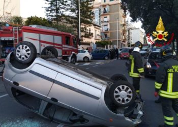 Un’auto si ribalta in via Scano, a Cagliari, sul posto Vigili del fuoco, Carabinieri e Polizia locale