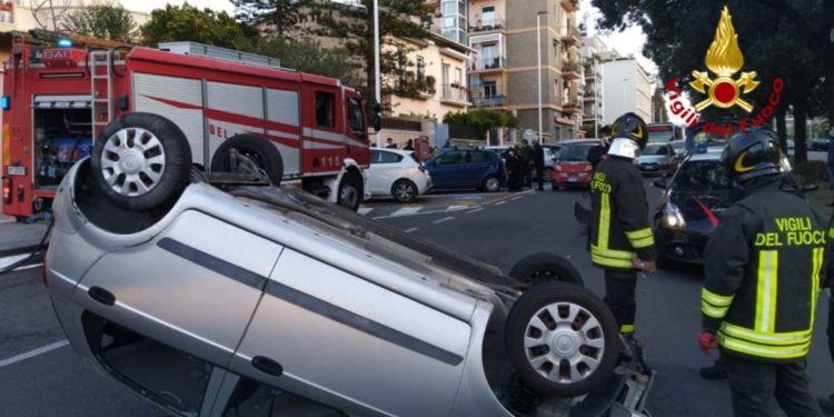 Un’auto si ribalta in via Scano, a Cagliari, sul posto Vigili del fuoco, Carabinieri e Polizia locale