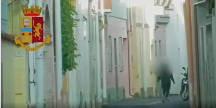 A Quartu Sant’Elena, i Falchi della Squadra Mobile hanno arrestato due gemelli di 23 anni, per detenzione ai fini di spaccio di sostanze stupefacenti