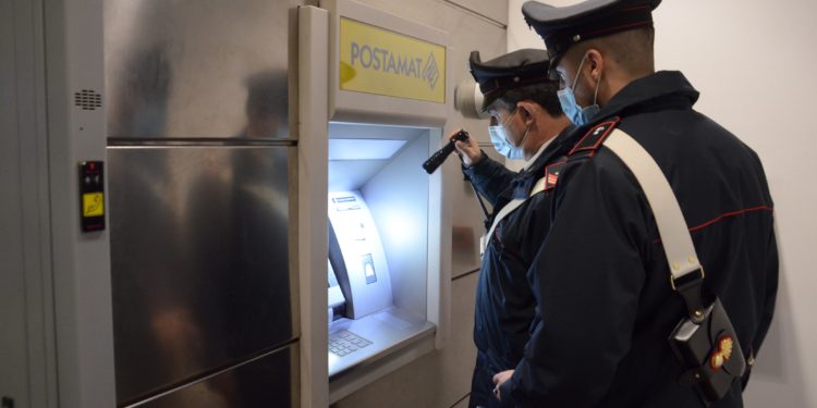 Due giovani toscani sono stati denunciati a piede libero dai carabinieri di Selargius per truffa aggravata ai danni di un 70enne del luogo