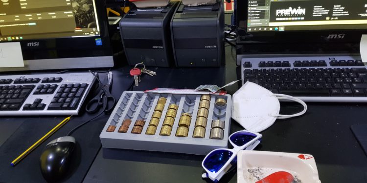 I funzionari ADM di Cagliari e Oristano hanno sequestrato apparecchiature in una sala scommesse di Cagliari