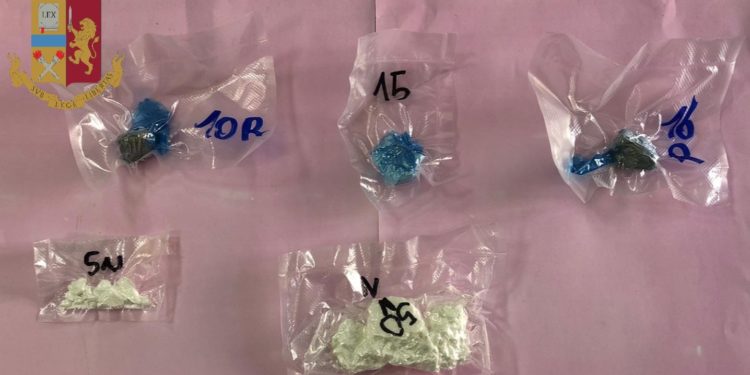 Spacciava cocaina ed eroina in casa. Arrestato, a Cagliari, un insospettabile 61enne