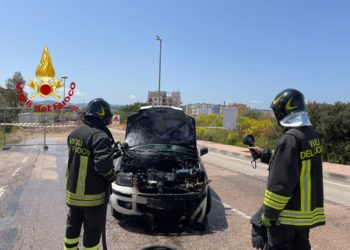 Olbia: a fuoco un’auto in via Nervi, sul posto i vigili del fuoco