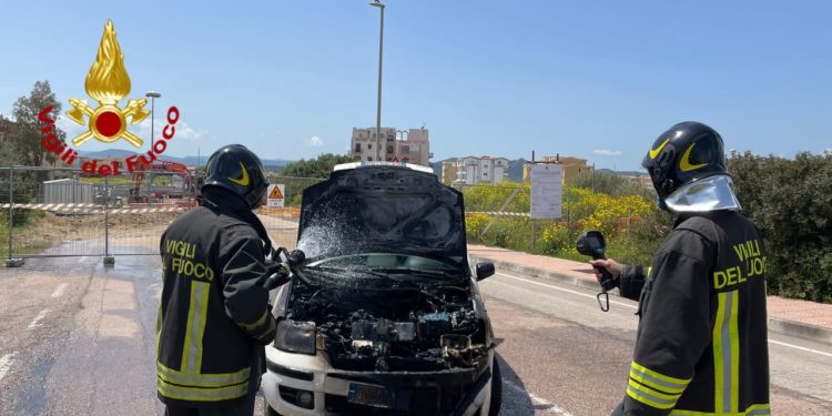 Olbia: a fuoco un’auto in via Nervi, sul posto i vigili del fuoco