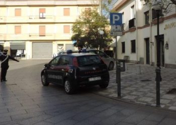 Autobus dell’ARST contro un palo e un’auto in sosta a San Gavino Monreale, ferita una passeggera 35enne