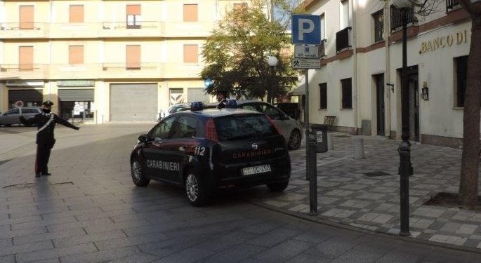 Autobus dell’ARST contro un palo e un’auto in sosta a San Gavino Monreale, ferita una passeggera 35enne