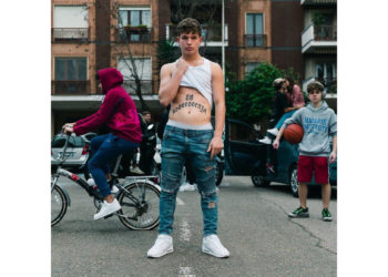 È da ora disponibile su tutte le piattaforme digitali 00 Adolescenza Mixtape, l’album di debutto di SGRIBAZ, interamente prodotto da Enomoney