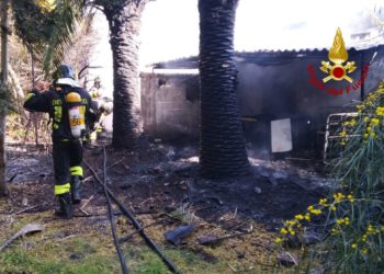 Vanno a fuoco strutture utilizzate come ripostiglio in un terreno nel quartiere di Flumini di Quartu, sul posto i vigili del fuoco