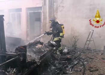 Un camper è andato a fuoco all’interno di un cortile, a Maracalagonis, i vigili del fuoco hanno evitato danni alle strutture adiacenti