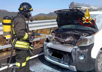 Auto in fiamme sulla statale 195, i vigili del fuoco hanno evitato la propagazione delle fiamme all’intero veicolo