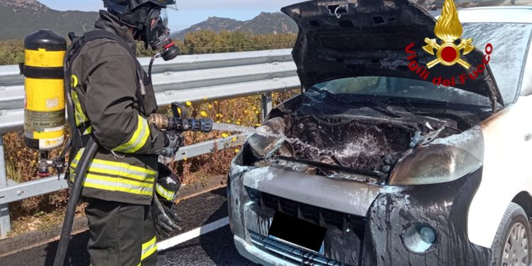Auto in fiamme sulla statale 195, i vigili del fuoco hanno evitato la propagazione delle fiamme all’intero veicolo