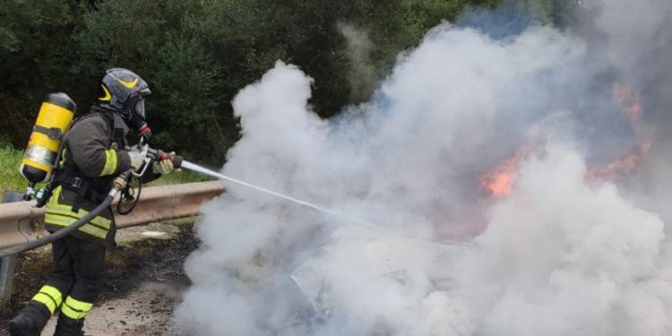 Auto a fuoco sulla 131 Dcn, intervengono i vigili del fuoco