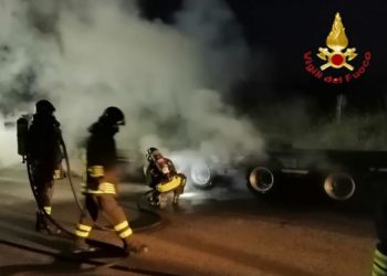 Orosei: a fuoco il rimorchio di un articolato sulla strada provinciale 25, intervengono i vigili del fuoco