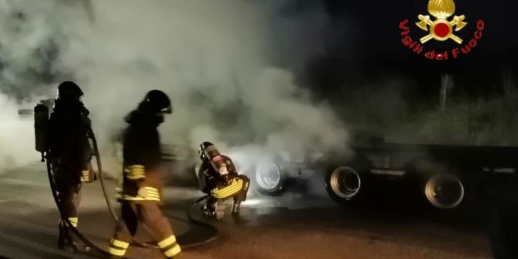 Orosei: a fuoco il rimorchio di un articolato sulla strada provinciale 25, intervengono i vigili del fuoco