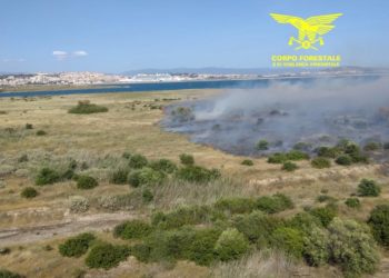 Un elicottero del Corpo forestale proveniente dalla base di Pula sta intervenendo su un incendio in agro del comune di Cagliari, in località Villa Aresu