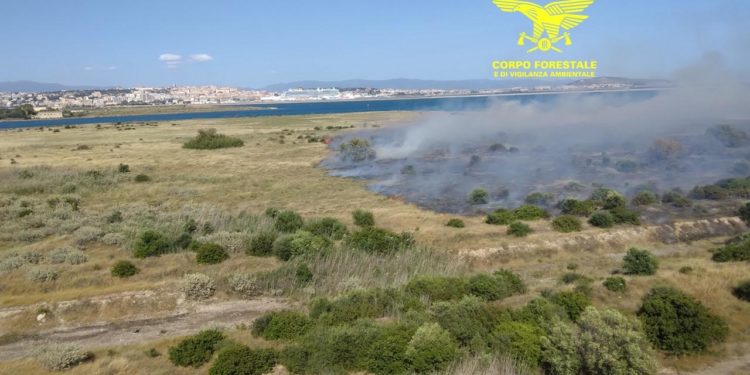 Un elicottero del Corpo forestale proveniente dalla base di Pula sta intervenendo su un incendio in agro del comune di Cagliari, in località Villa Aresu