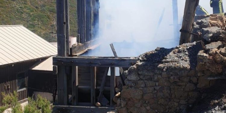 Argentiera: a fuoco una struttura adiacente al museo, sul posto i vigili del fuoco