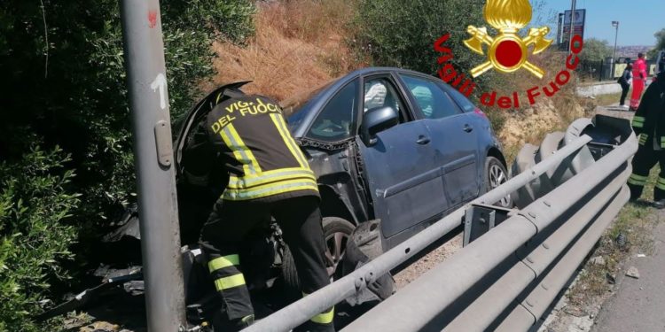 Sassari: incidente stradale in via Millelire, sul posto i vigili del fuoco