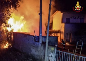 Oristano: incendio di un deposito agricolo a San Quirico, sul posto i vigili del fuoco