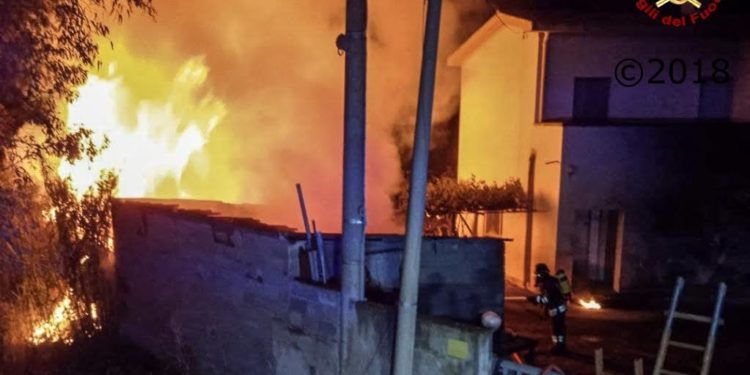 Oristano: incendio di un deposito agricolo a San Quirico, sul posto i vigili del fuoco