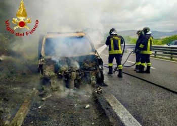 A fuoco un furgone sulla 131 in direzione Cagliari, sul posto i vigili del fuoco