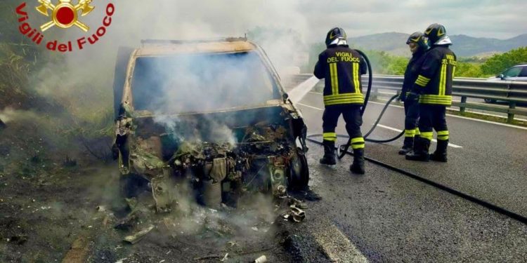 A fuoco un furgone sulla 131 in direzione Cagliari, sul posto i vigili del fuoco
