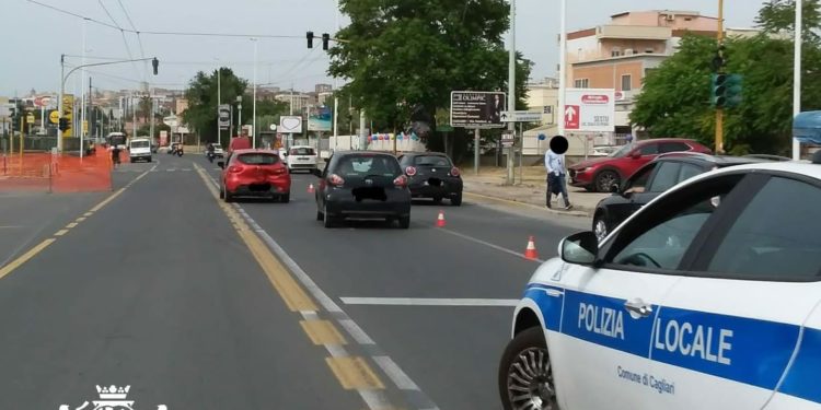 Cagliari: incidente stradale in via Marconi, ferite due persone