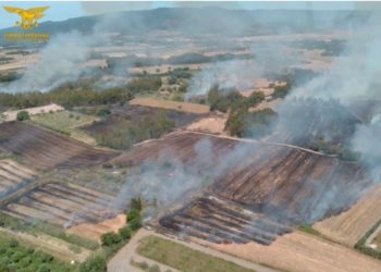 Un elicottero del Corpo forestale proveniente dalla base di Fenosu sta intervenendo su un incendio in agro del comune di Marrubiu, due elicotteri a Sinnai