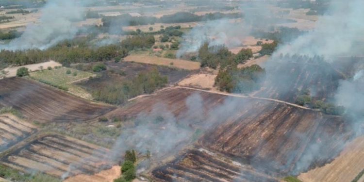 Un elicottero del Corpo forestale proveniente dalla base di Fenosu sta intervenendo su un incendio in agro del comune di Marrubiu, due elicotteri a Sinnai